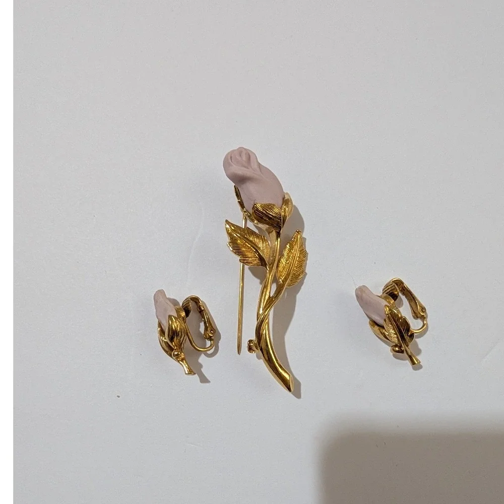 Vintage Avon Pink Rosebud Brooch and Clip On Earrings Set Gold Tone Floral